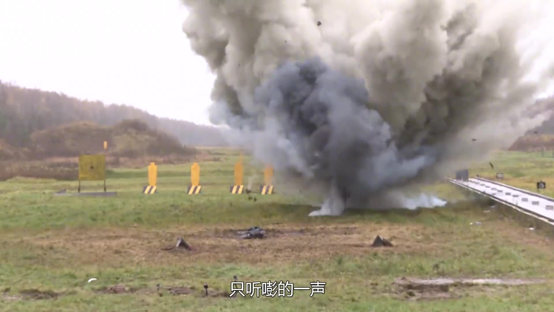 美女测试新型防爆服穿过雷区毫发无损