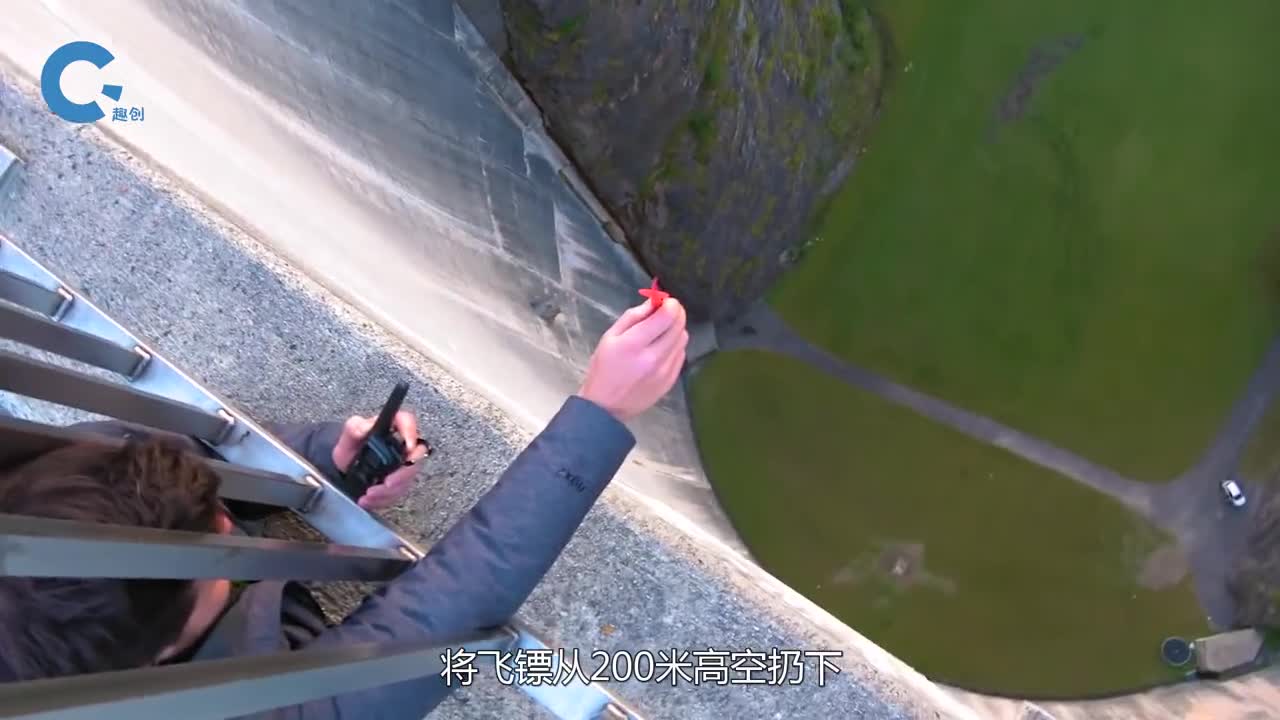 老外飞镖挑战将飞镖从200米高空扔下最终能命中下方靶心吗