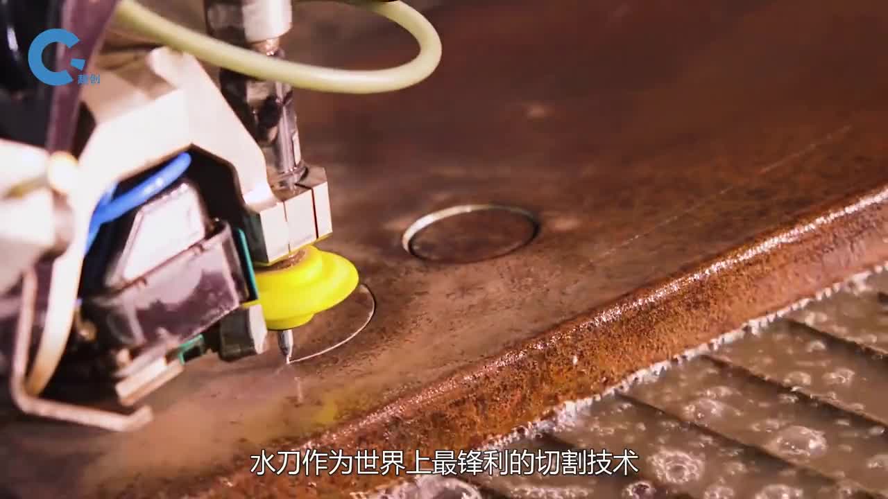 手铐到底有多硬牛人用400兆帕水刀测试场面太壮观了