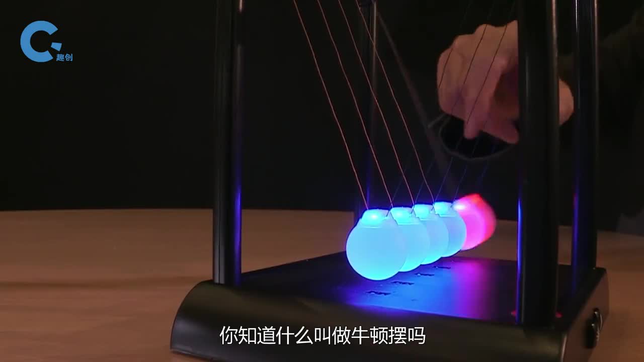 牛顿摆是谁发明的100颗铁球组成的牛顿摆相撞有趣的现象发生了