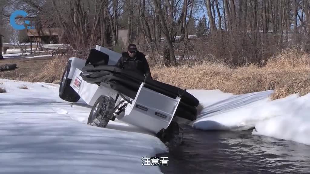 神奇的水陆两栖钓鱼车能开到冰面上钓鱼让钓鱼不再受地形限制