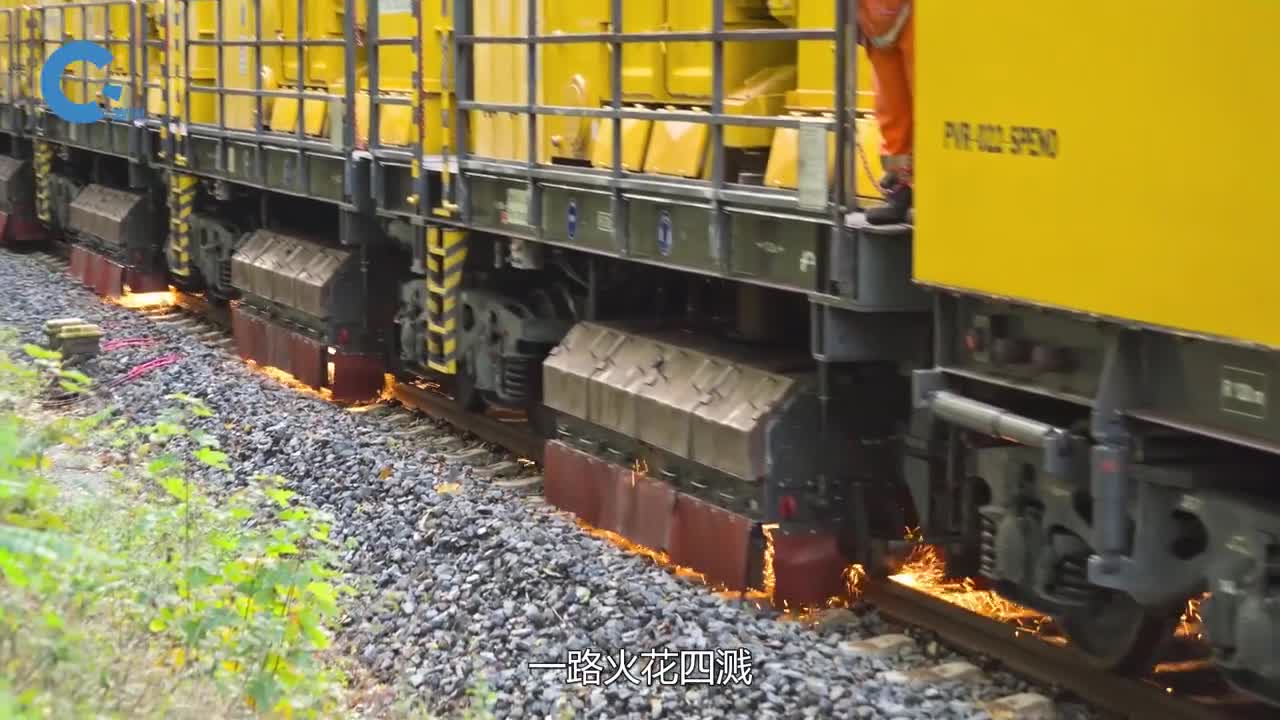 这才是真正的火车一路火花四溅终于知道铁轨为何不生锈了