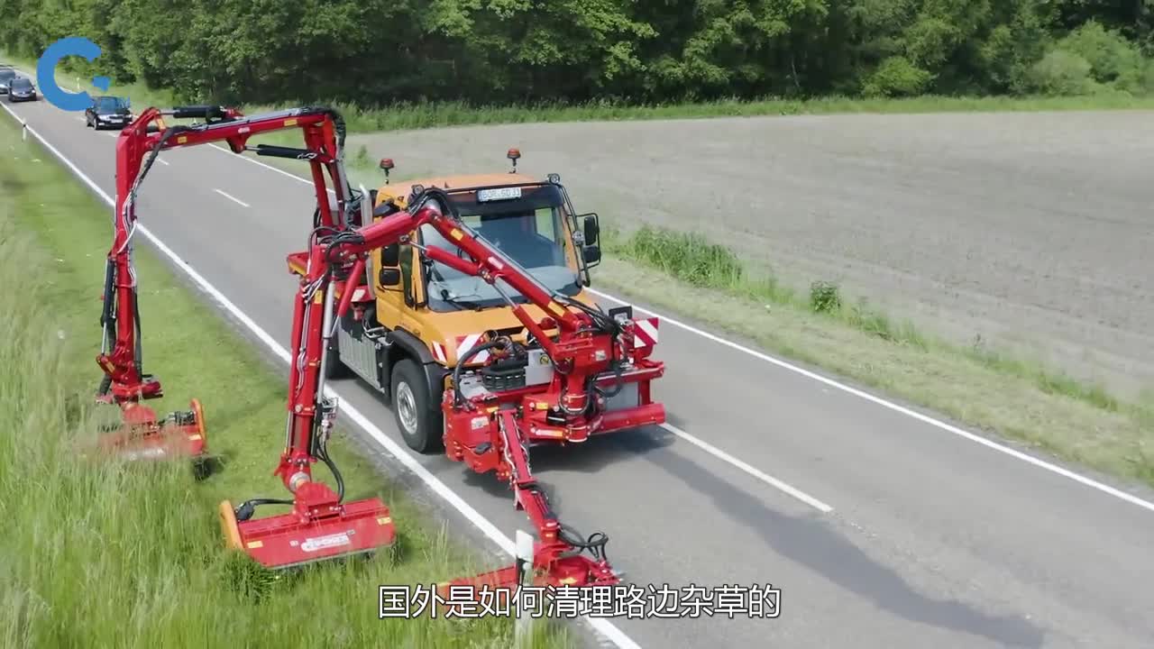 国外神奇割草工作起来就像给草坪剃平头