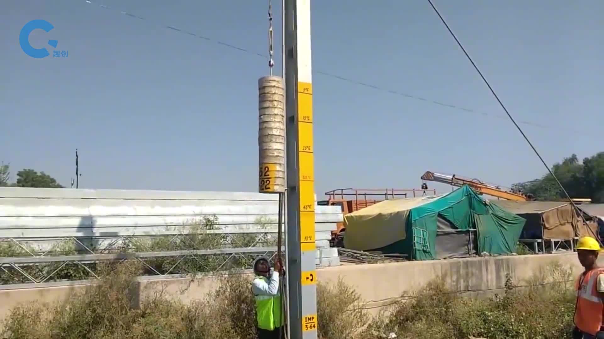 在铁路旁的电杆上挂一串铁饼就能保证列车电力不断