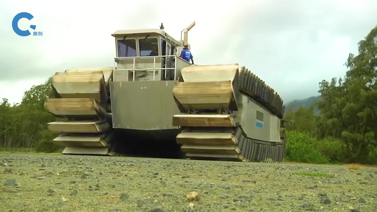 外形像坦克的两栖运输船依靠两条高强度泡沫履带实现两栖行驶