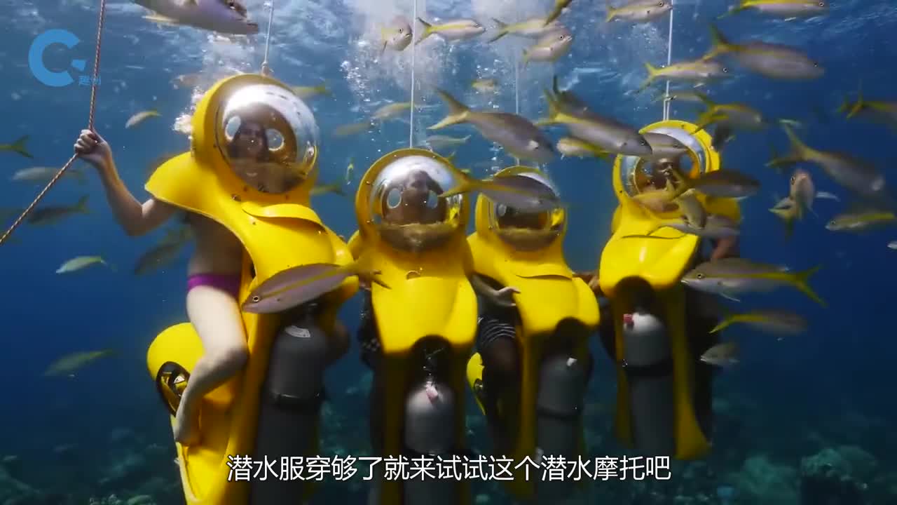 神奇的潜水摩托头戴巨大透明气罩可实现零距离水下钓鱼