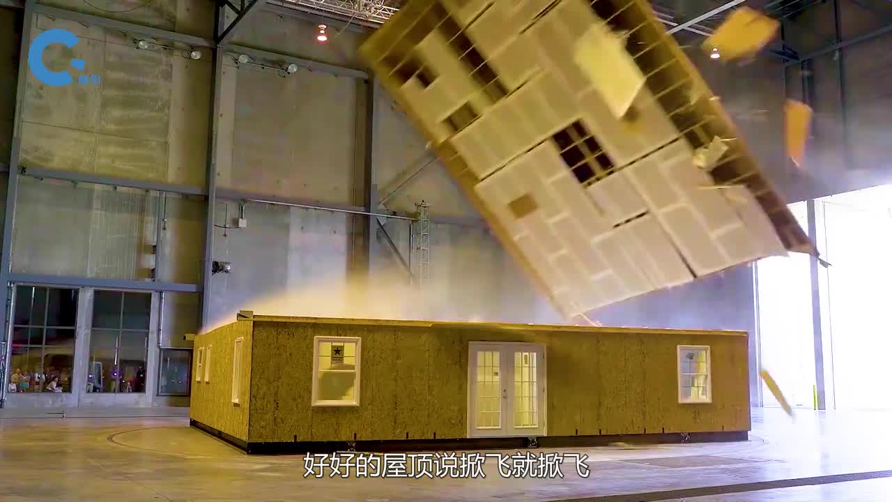 用100台大型风扇模拟出飓风研究屋顶被掀飞的真正原因