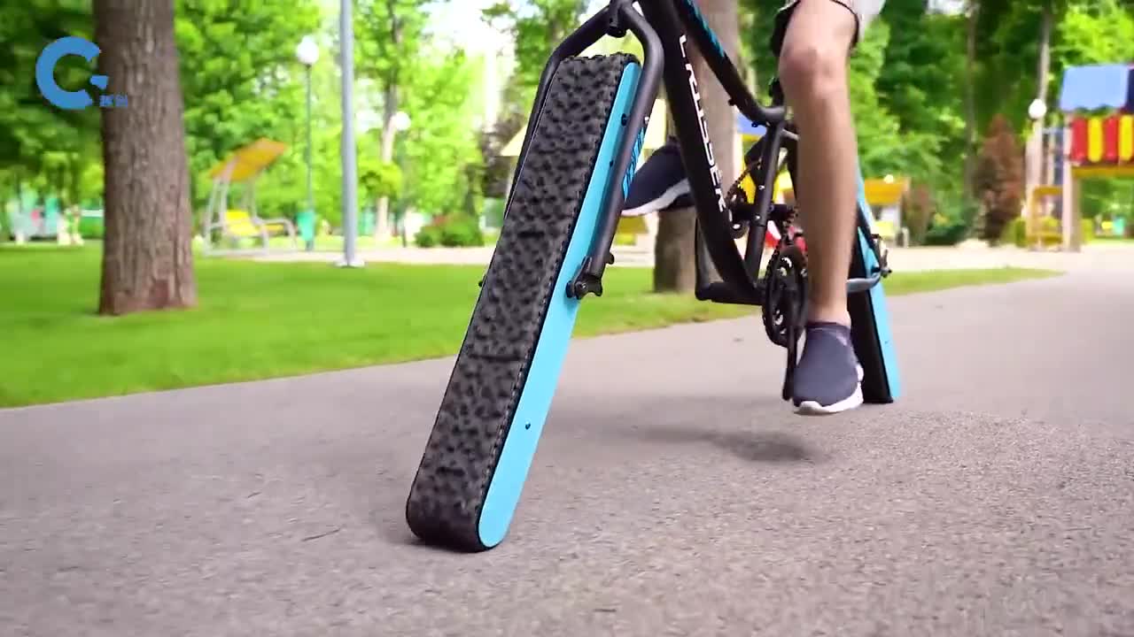 国外牛人发明棍形轮胎自行车依靠转动的履带前进