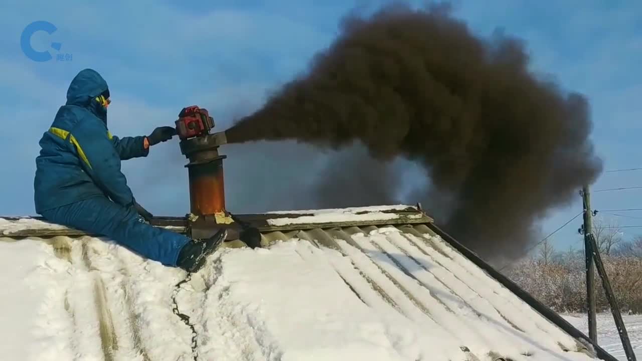 如何轻松清理烟囱里的煤渣安上像抽气机一样的机器直接抽出来