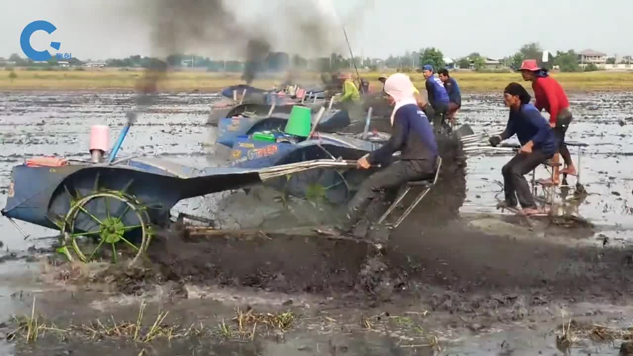 印度奇葩整土方法改装摩托车行驶在稻田里