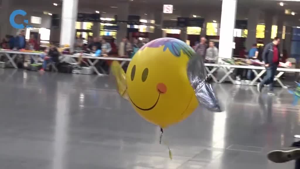 国外举办创意飞行表演赛圣诞老人的设计最吸睛