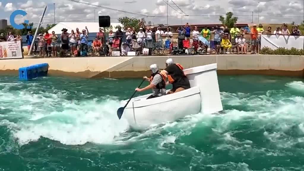 国外举办创意漂流船比赛想拿冠军需要运气