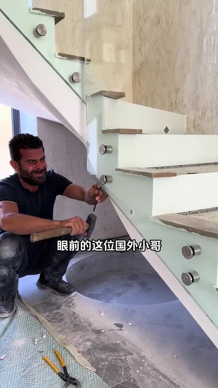 只要敲一敲玻璃瞬间就产生很多漂亮的裂纹