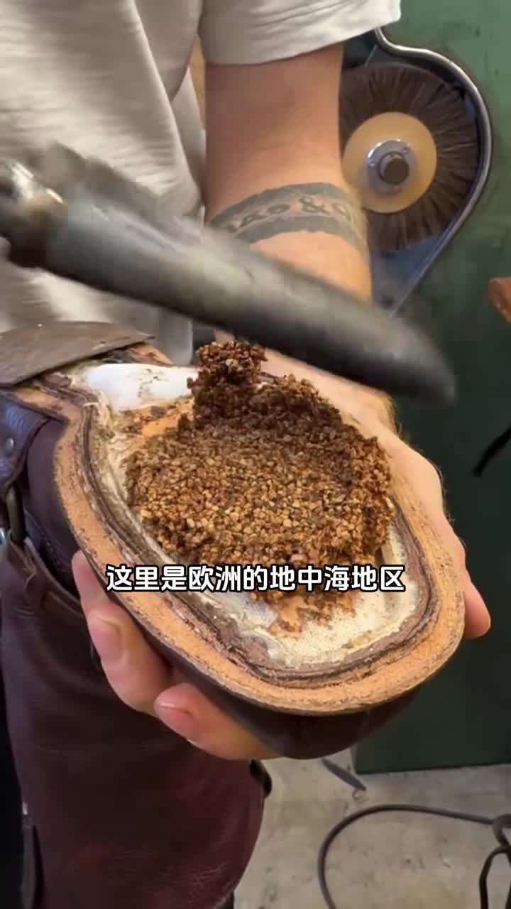 用软木做鞋底的填充物穿起来富有弹性还很轻盈