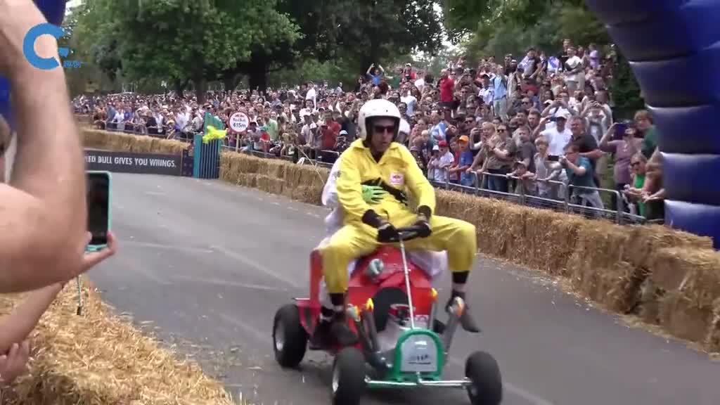 红牛代言的最搞笑创意小车比赛想停车得靠撞