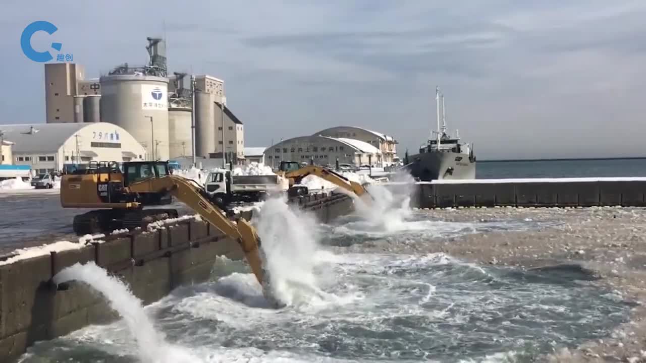 日本的特殊除雪方法挖掘机搅拌海水就能除雪
