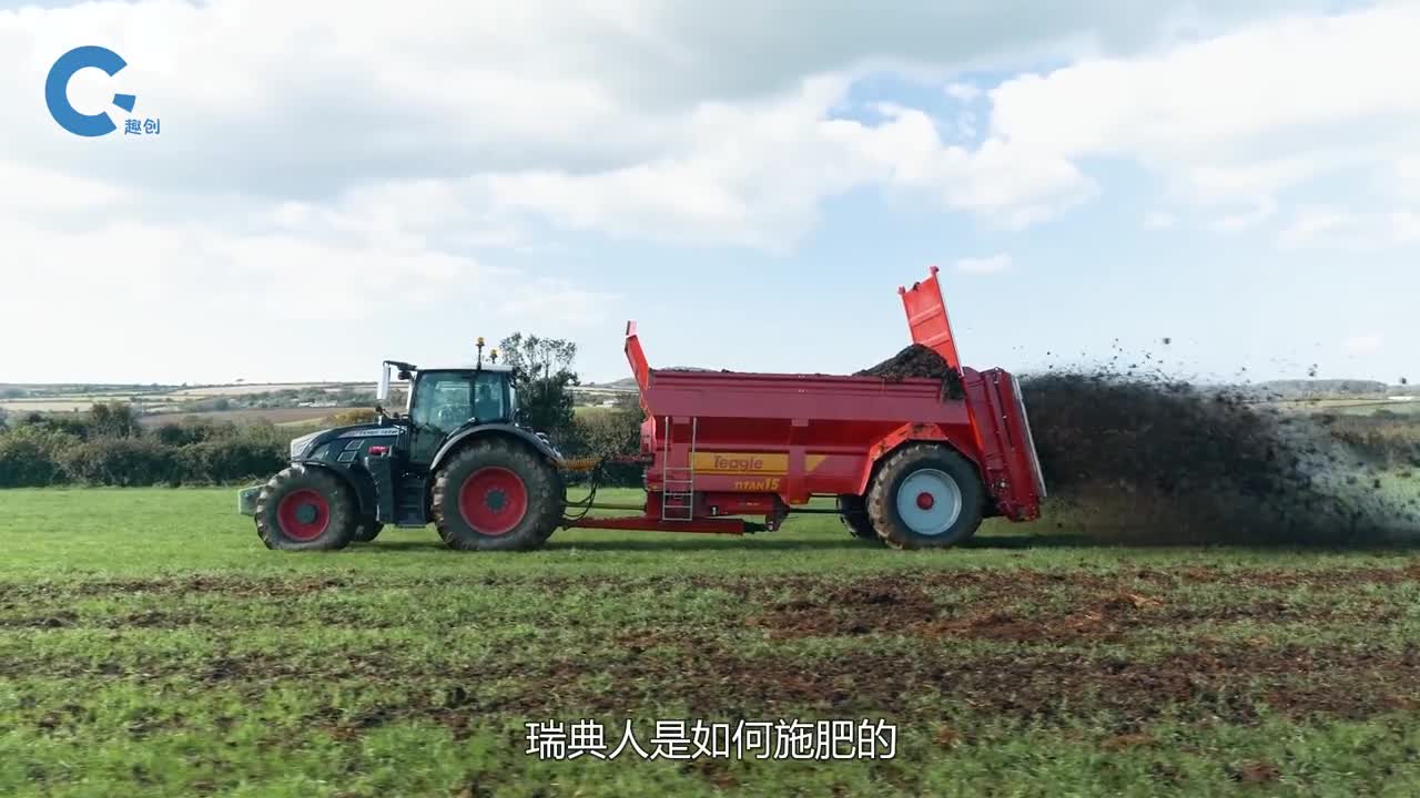 拖拉机牵引着自动喷洒车半小时施肥10亩地