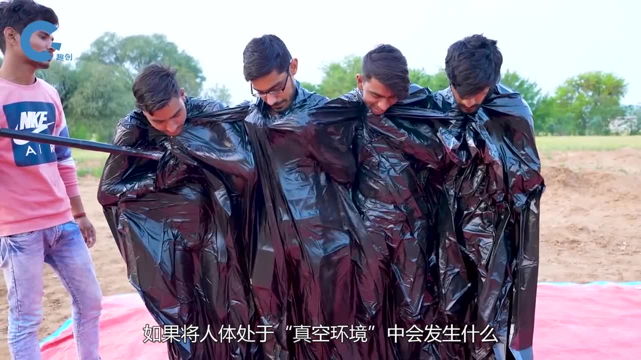 真空环境有多可怕钻进真空袋中抽干空气你觉得他能坚持几秒