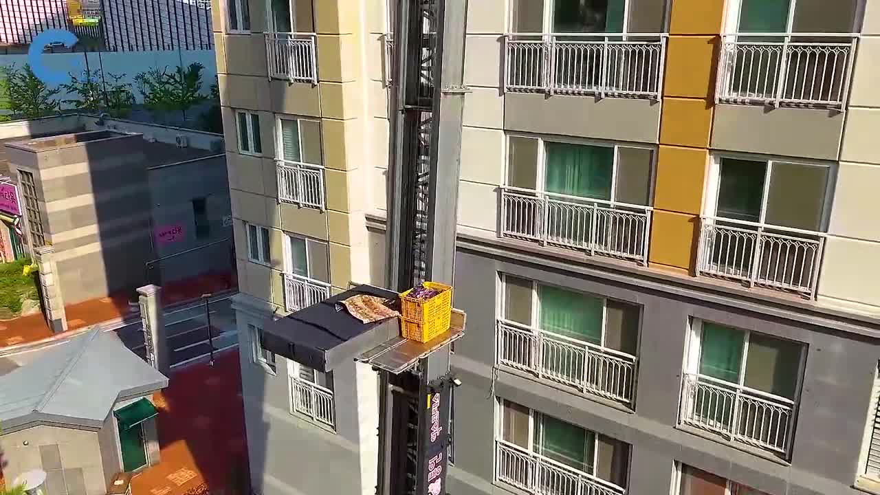 在楼外面建立临时货梯上下运输家具家电提高搬家效率