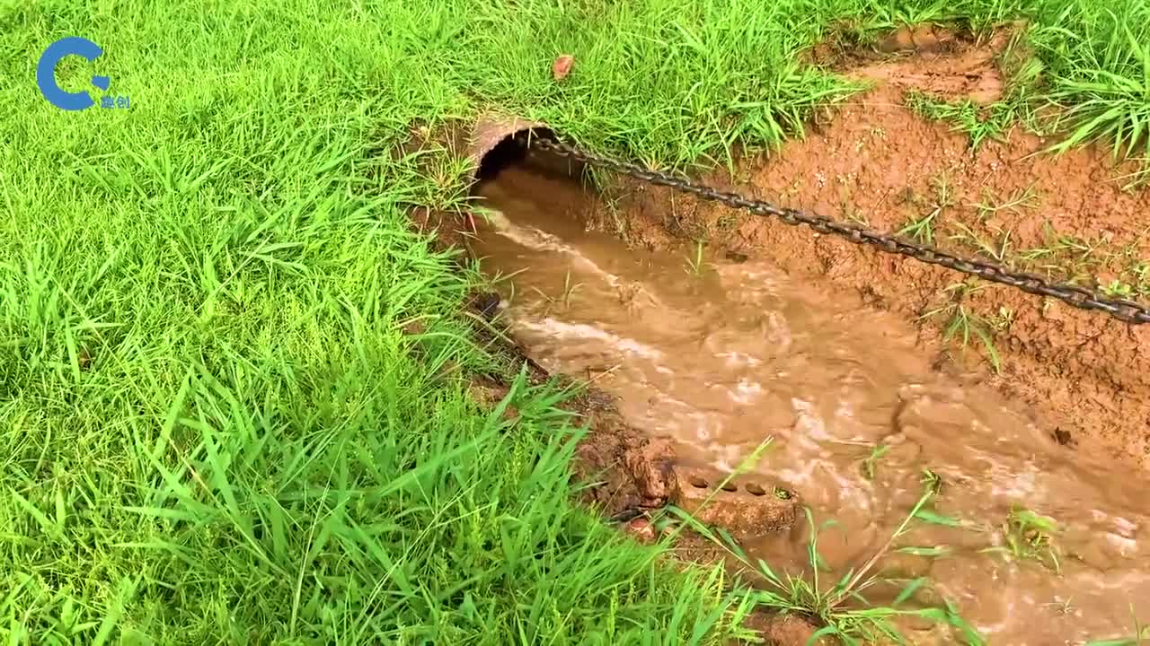 如何用轮胎疏通堵塞管道从管道这头拉到那头立马变的畅通无阻