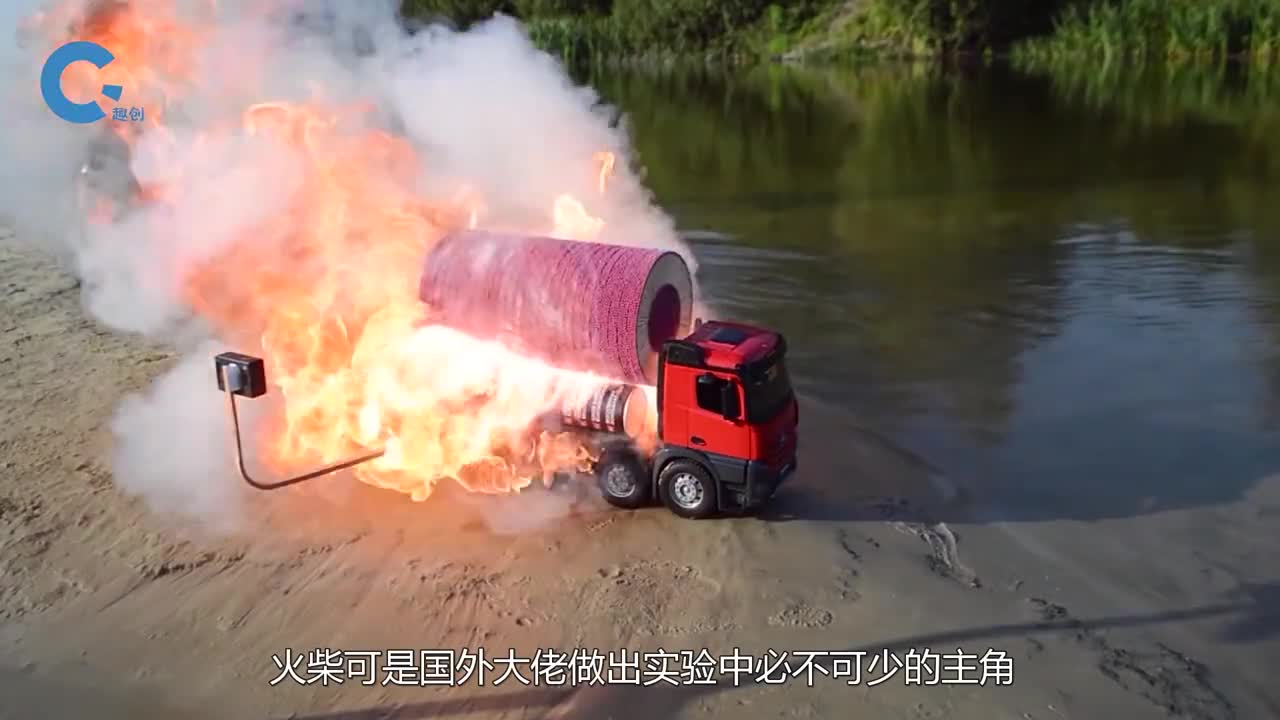 牛人打造巨型火柴比普通的火柴大100倍不一样的燃烧效果