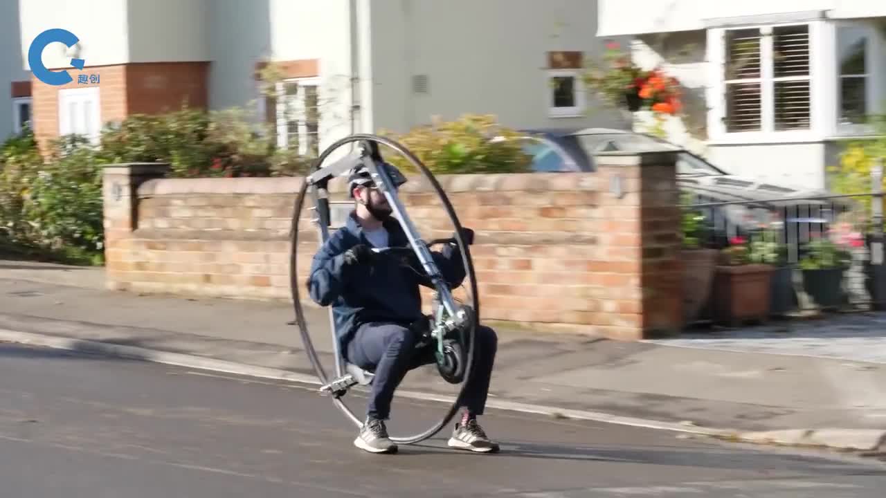 神奇的独轮摩托车驾驶员能360度旋转