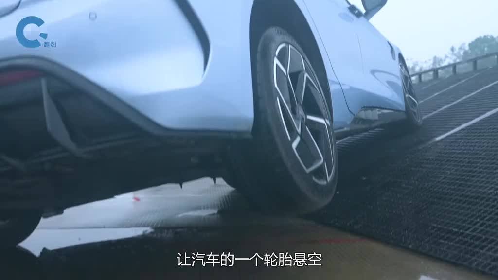 测试汽车的车身扭转刚性六辆仅通过两辆比亚迪海豹表现最亮眼