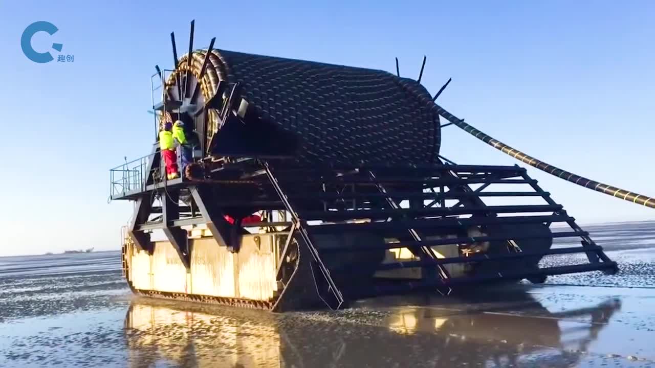 海底电缆是如何铺设的两台机器前后同时工作从沙滩铺设到海底