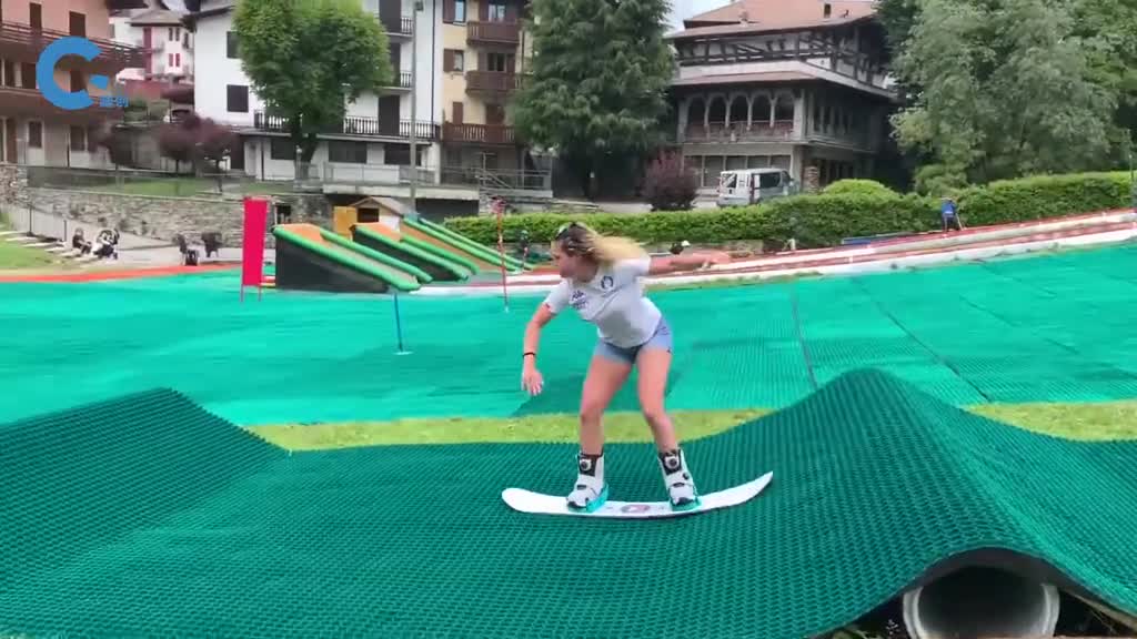 意大利发明塑料滑雪场没有雪也能滑