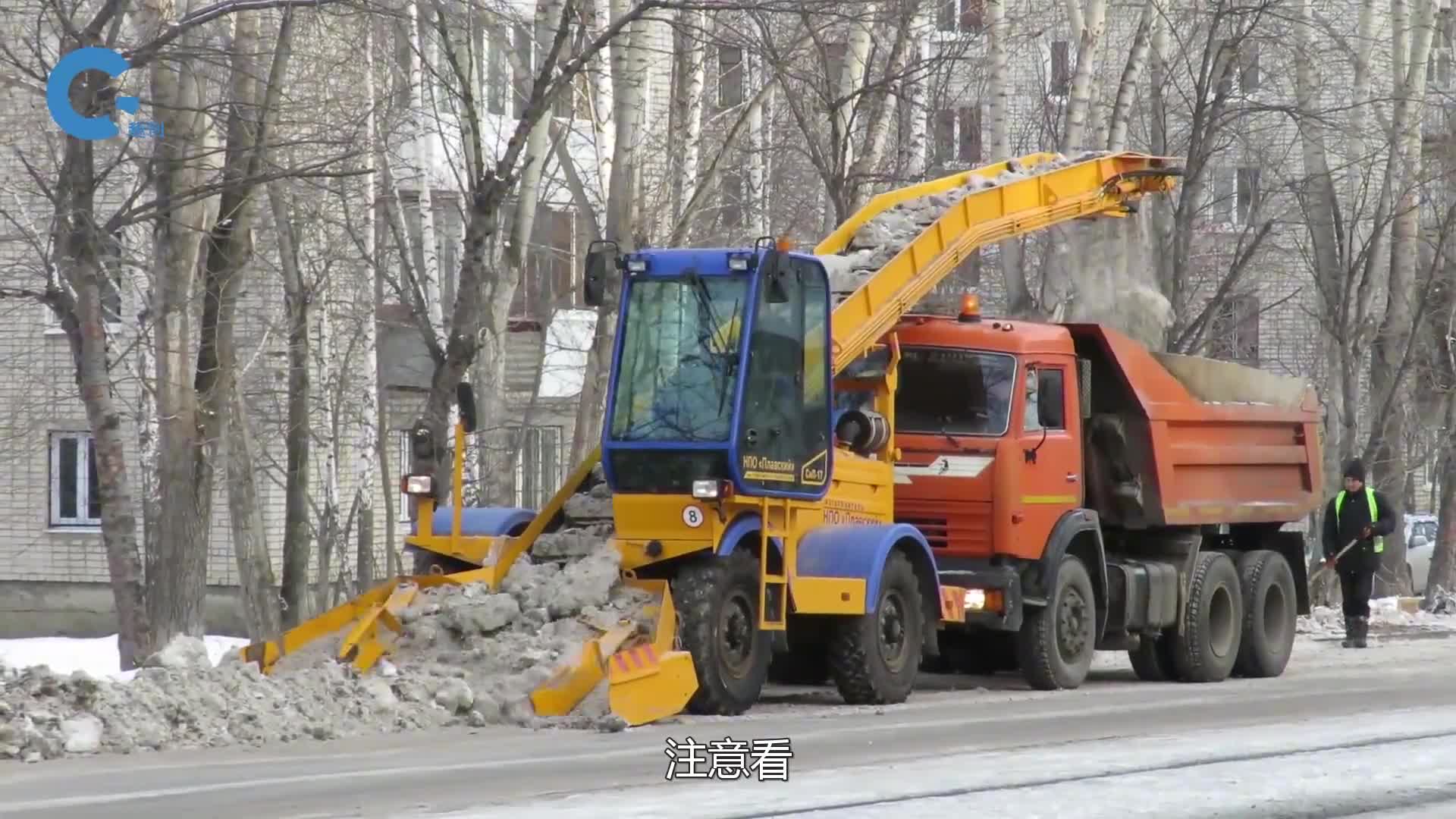 德国发明神奇除雪车工作起来就像是吃饭分分钟清理完积雪