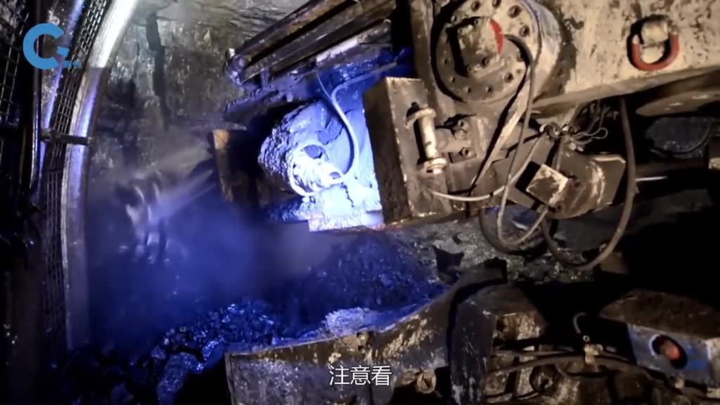 神奇的地下煤炭开采机旋转切割滚筒切削煤炭