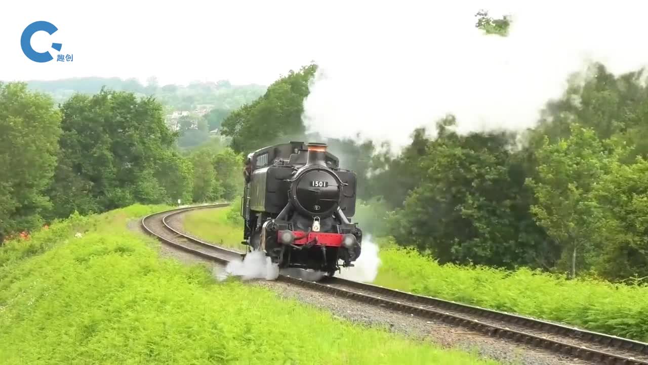 给火车轨道绑上红色包装袋车轮压到就会爆炸以此代替指示灯