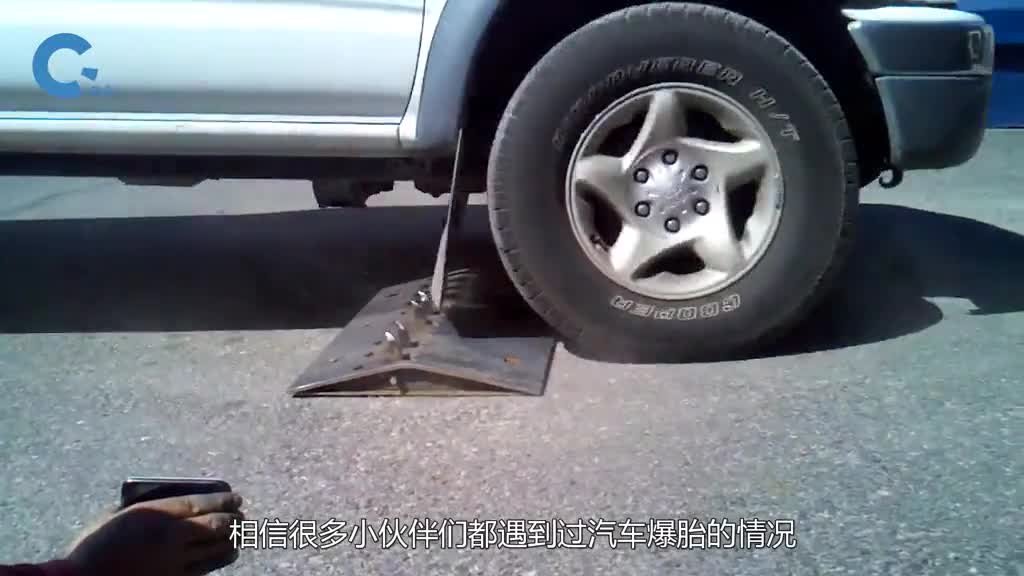 带有小轮的塑料滑板竟可以解决汽车爆胎问题备胎中的备胎