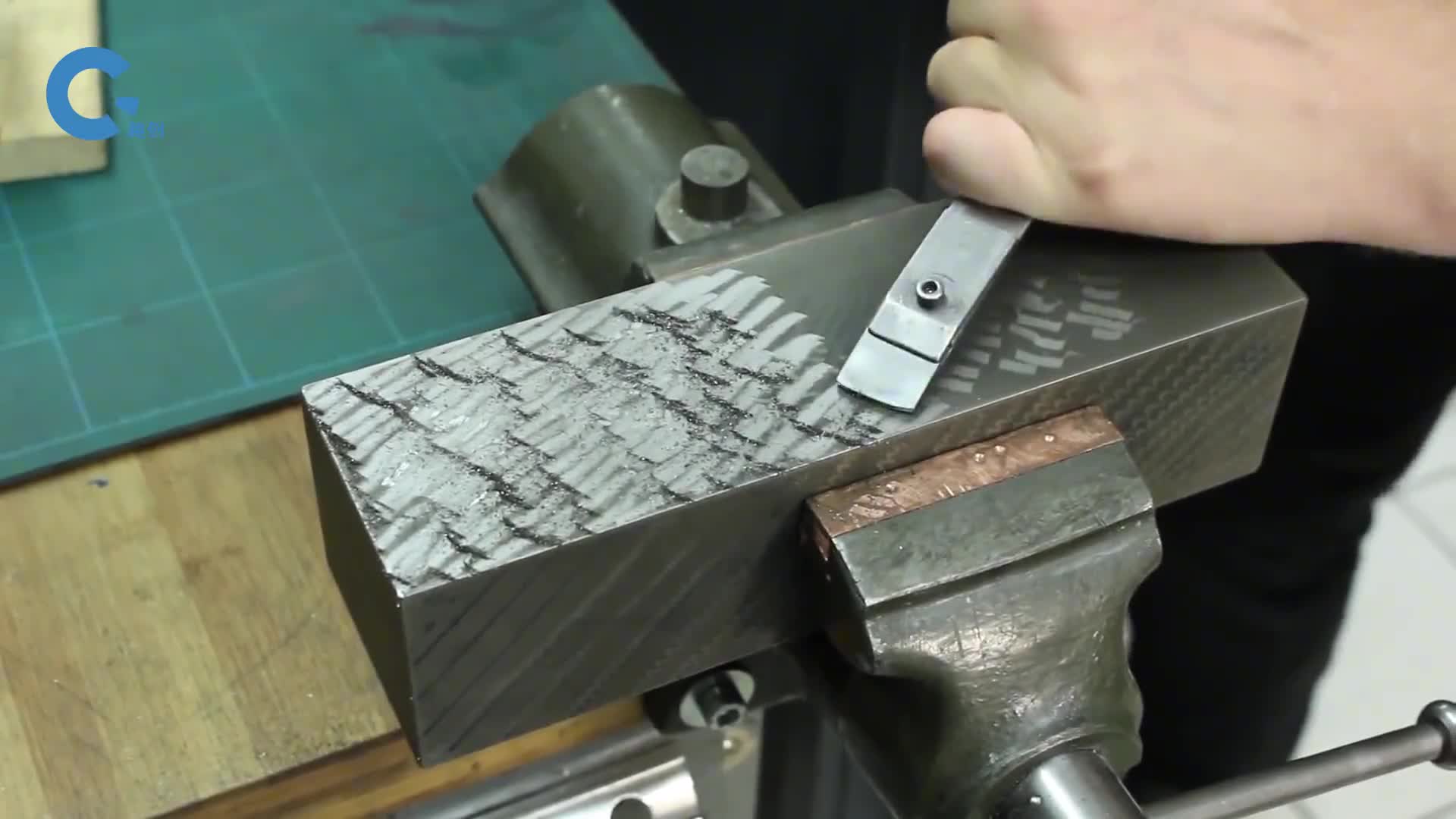 精密机床加工必须手工操作机器都不能代替的工艺