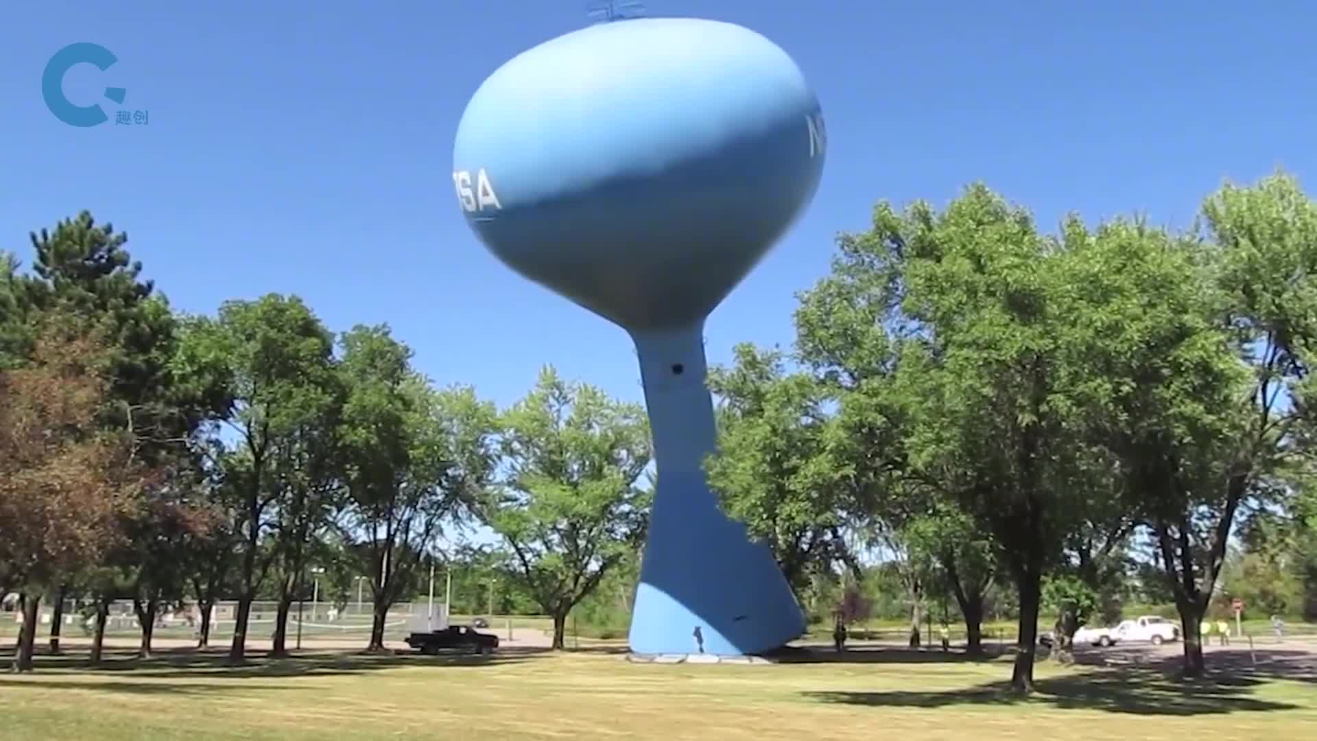 国外是如何拆除水塔的砸到地上发出巨大声音