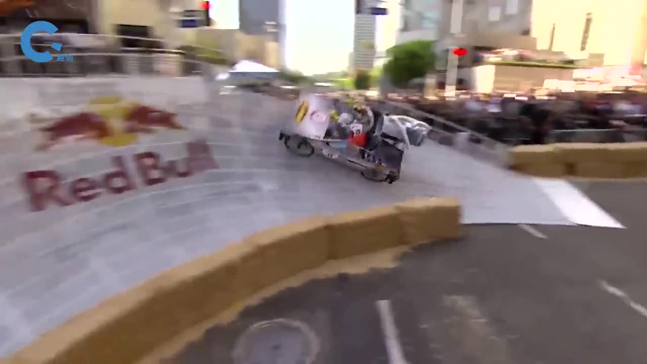 红牛代言的最搞笑汽车比赛刹车全靠撞