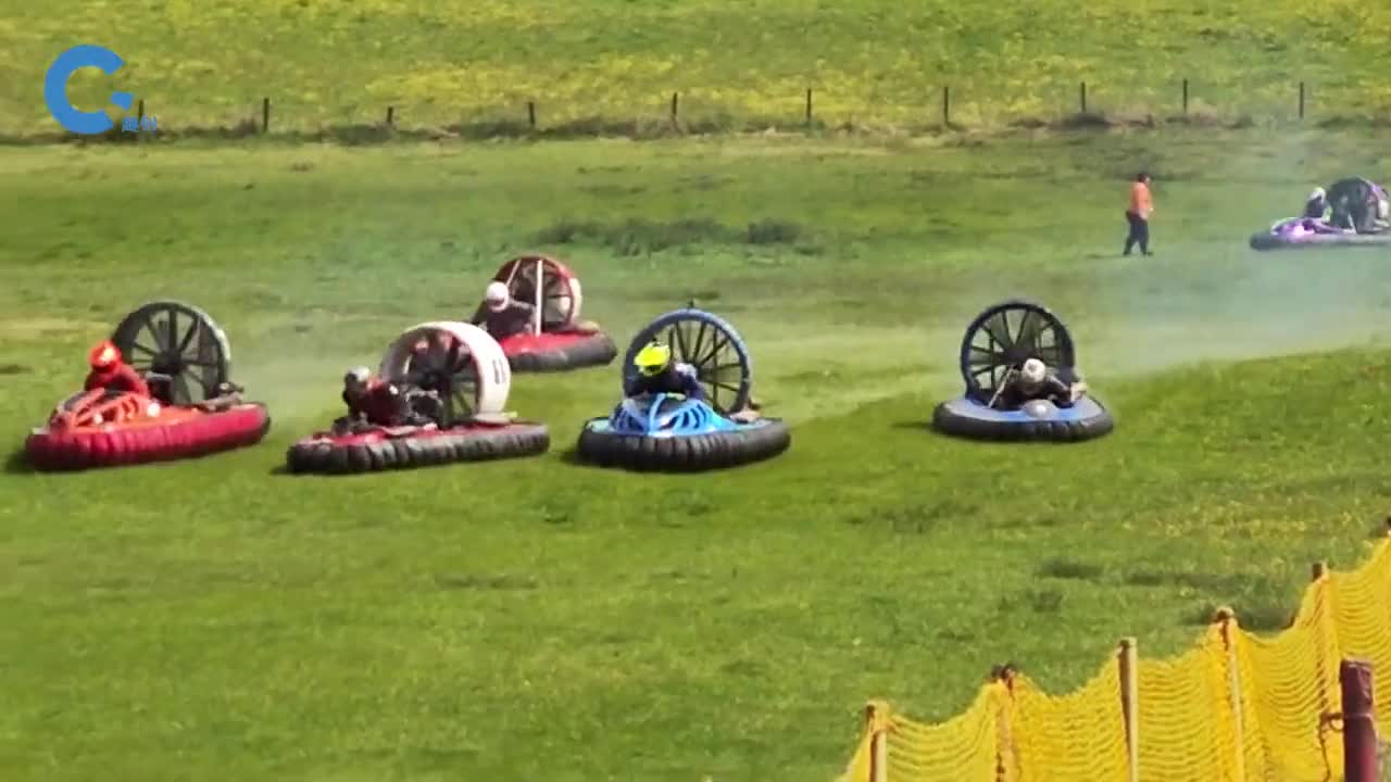 国外举办气垫船大赛没有轮胎和螺旋桨却能实现两栖驾驶