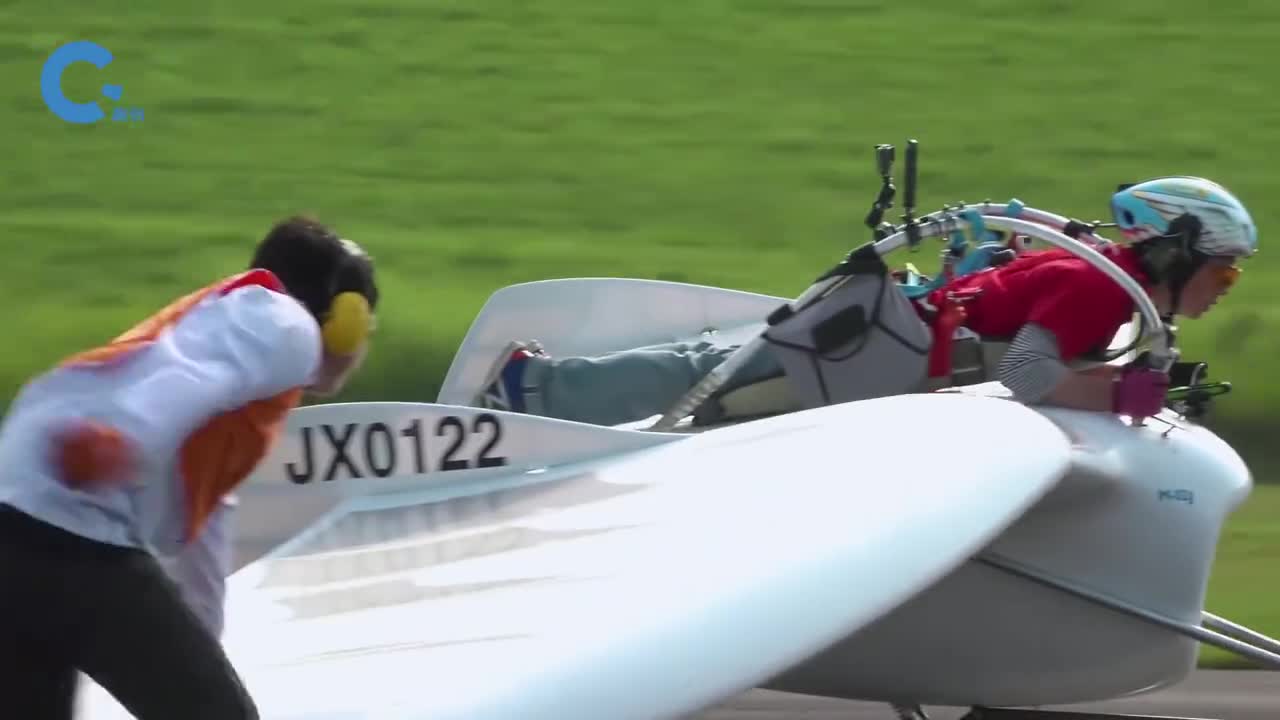 国外发明喷气单人飞行器飞行员全程趴在飞机顶上