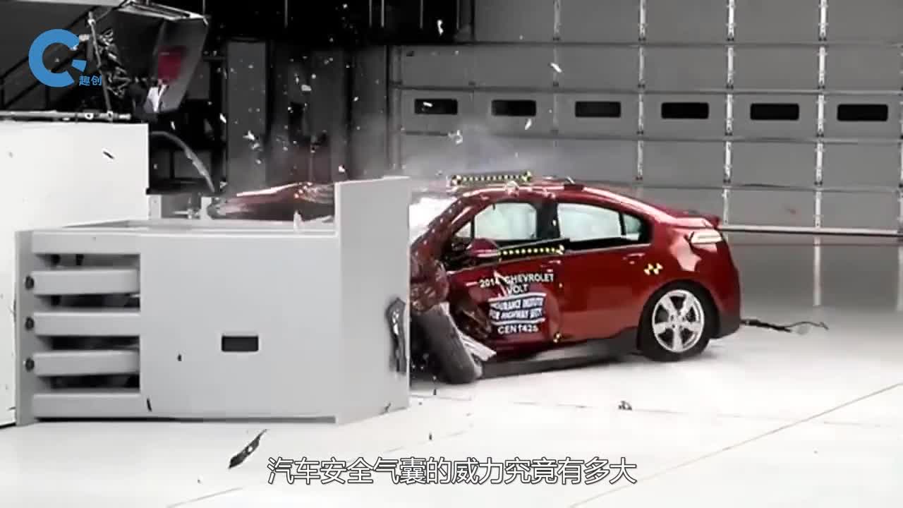 安全气囊的威力有多强老外用16个安全气囊测试竟把汽车掀飞了