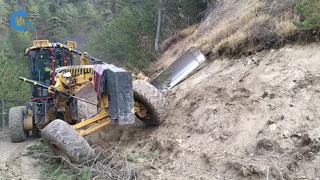 能斜着开的平地机贴着山坡推过去植被全不见