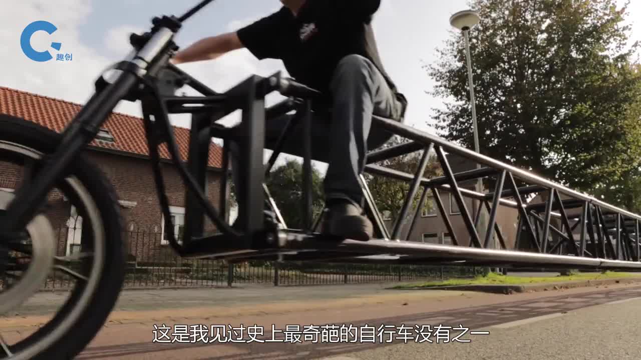 老外打造世界上最长的自行车全长近36米还打破了世界纪录