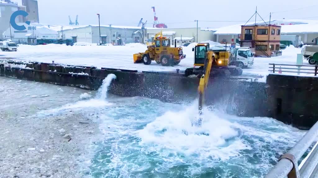 挖掘机不分昼夜的搅拌海水就能把城市积雪处理掉