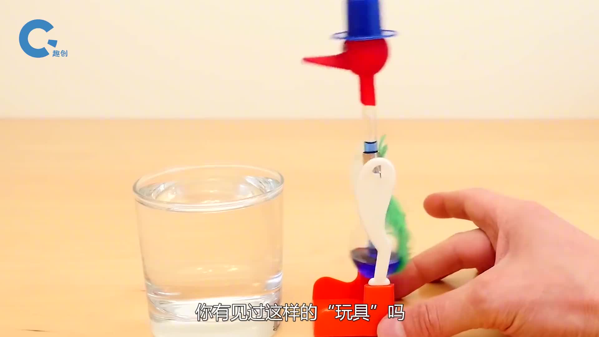 神奇的点头饮水鸟喝口水就能不停摆动乍一看像永动机