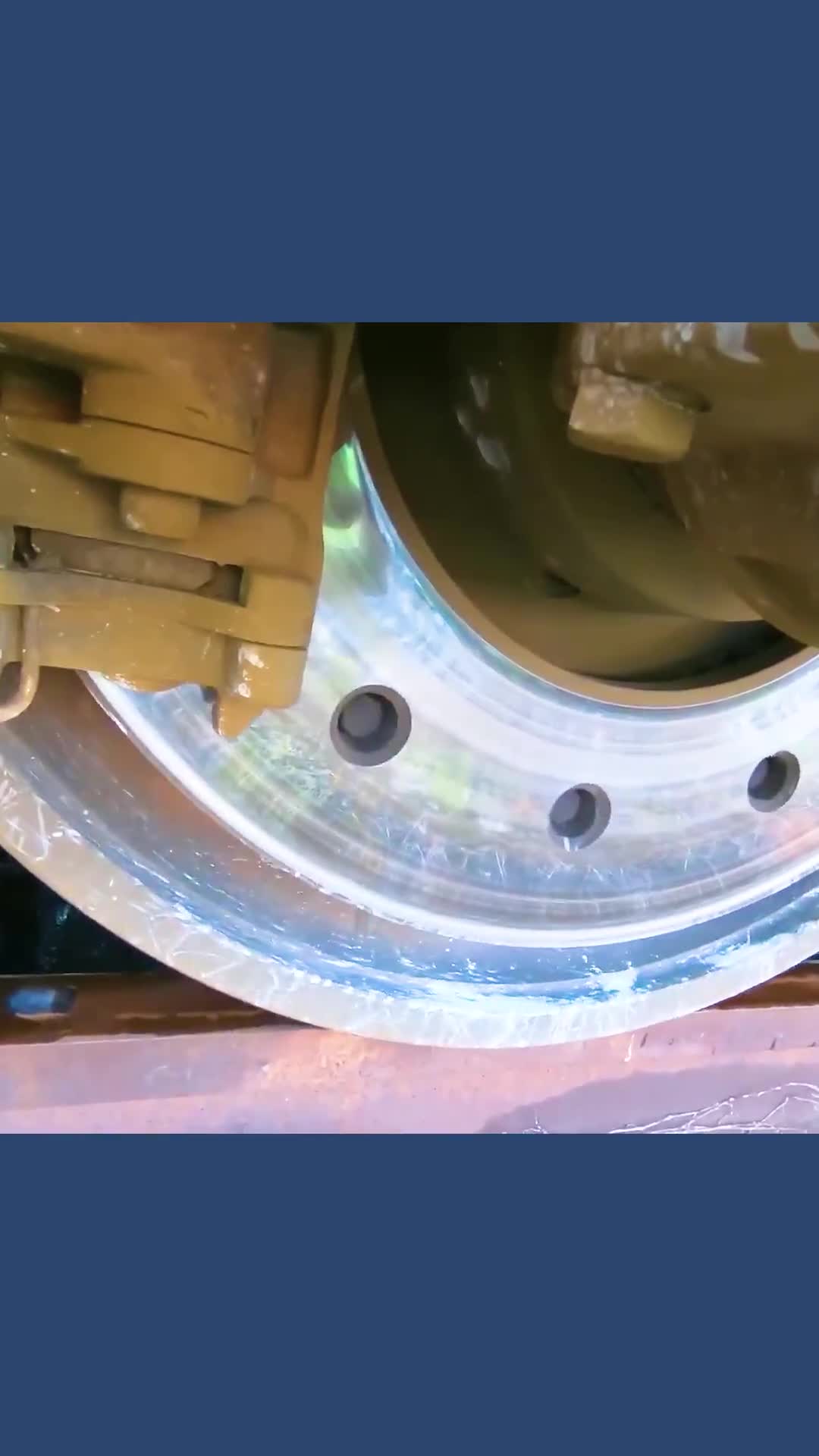 火车轮原地打滑怎么办往铁轨上不断喷洒沙子增加摩擦力