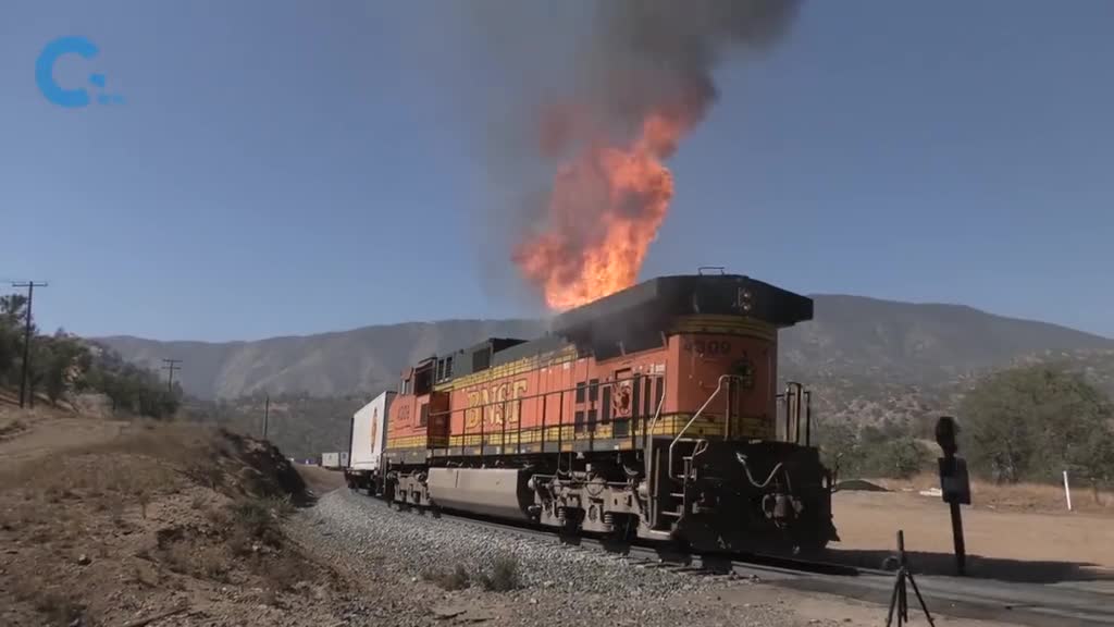 实拍柴油火车失火瞬间灭火需要调来消防直升机