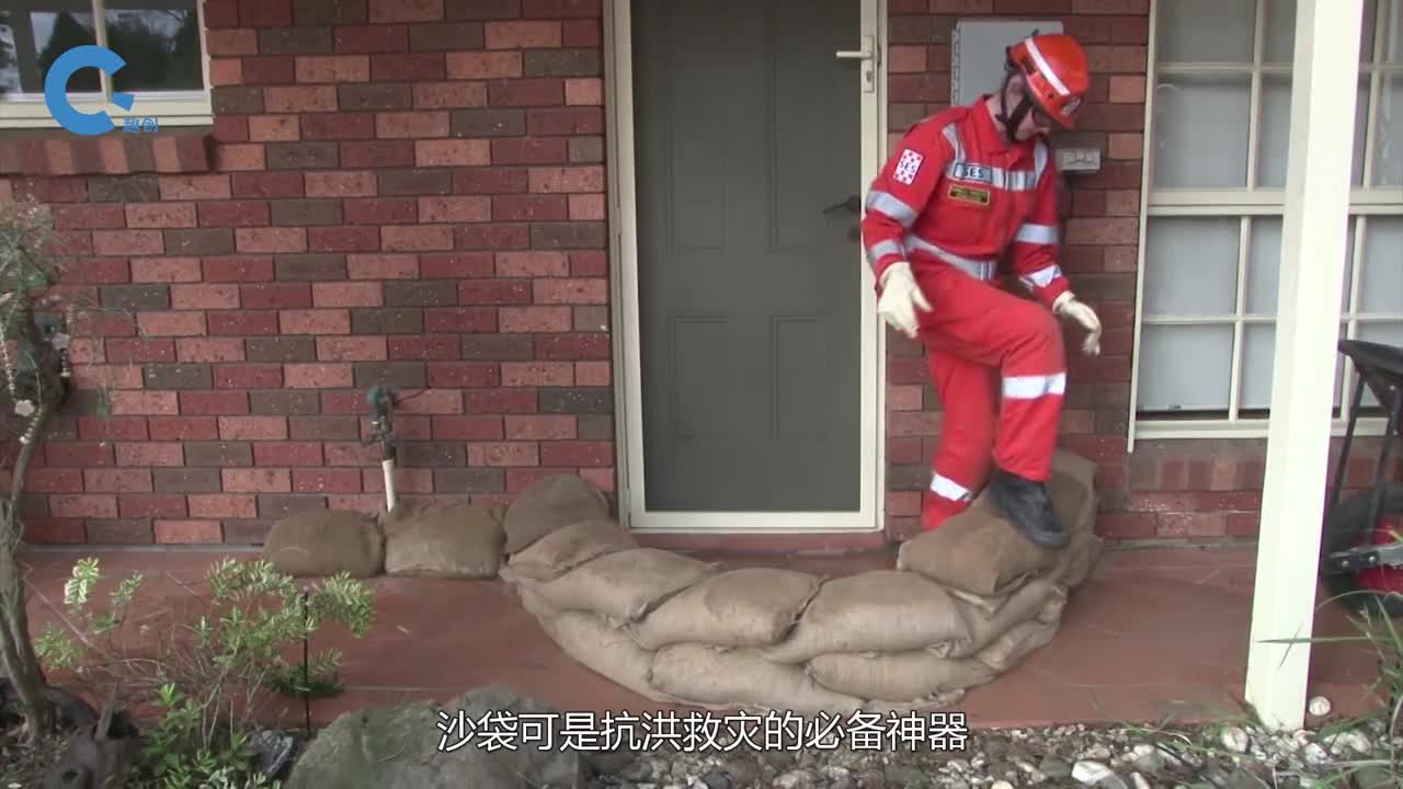 嫌弃人工装沙袋太慢试试这款神器一次就能装20袋