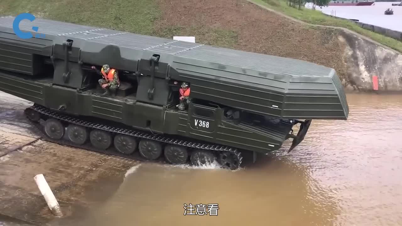 越南发明折叠渡轮帮助十几吨重的坦克车渡河
