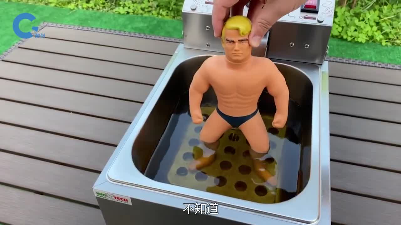 将100升水注入到橡胶人内会发生什么老外亲测有趣的现象发生了