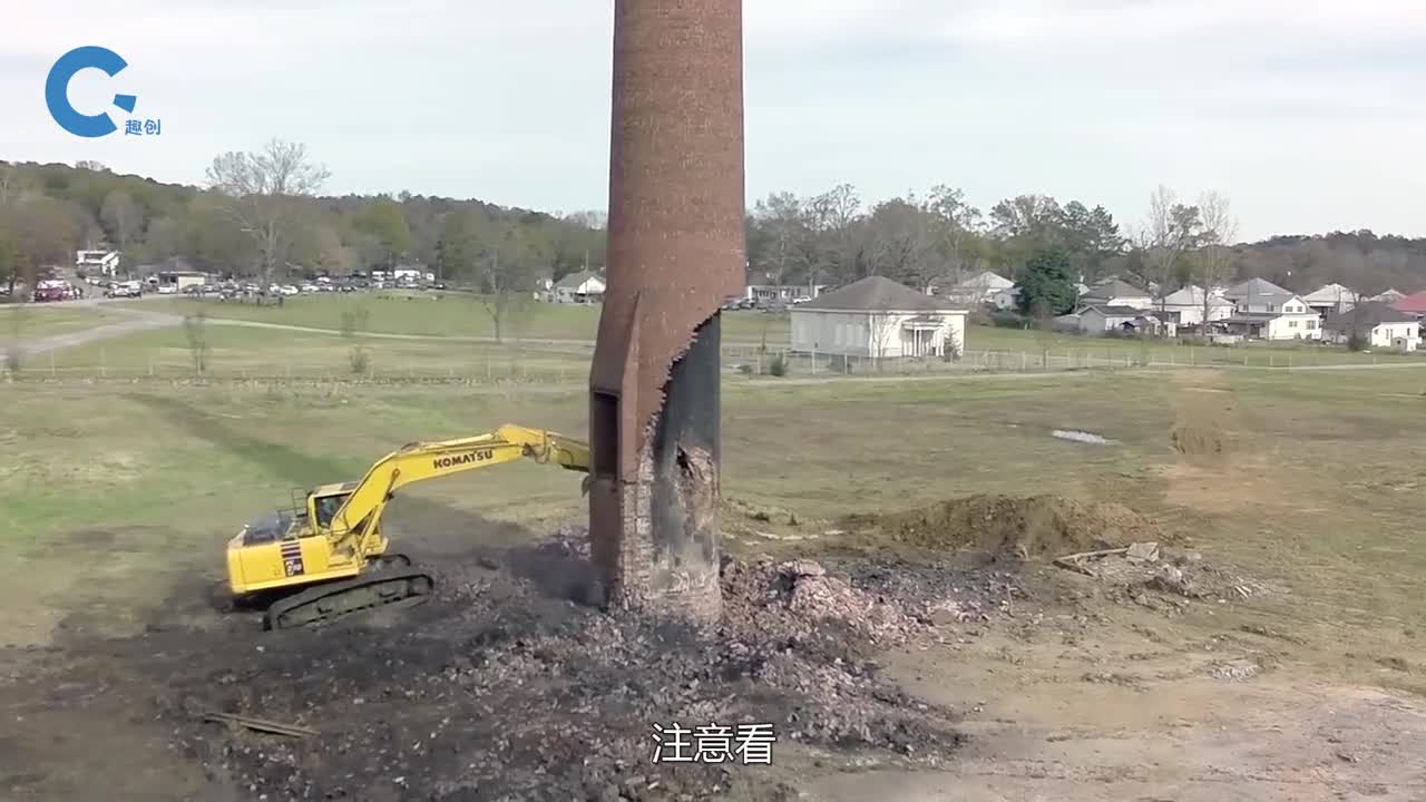 把拆楼机吊到高空拆除过程紧张刺激