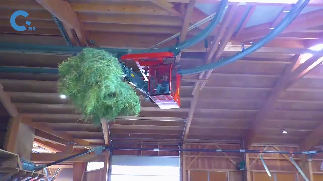 把抓取机安装在屋顶上抓住粮草通过滑轨移动轻松完成投喂工作